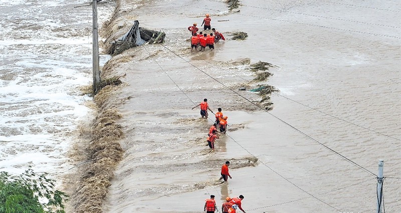 الفلبين: &laquo;فونج وونج&raquo; يبتعد مخلفا وفاتين و1.4 مليون نازح