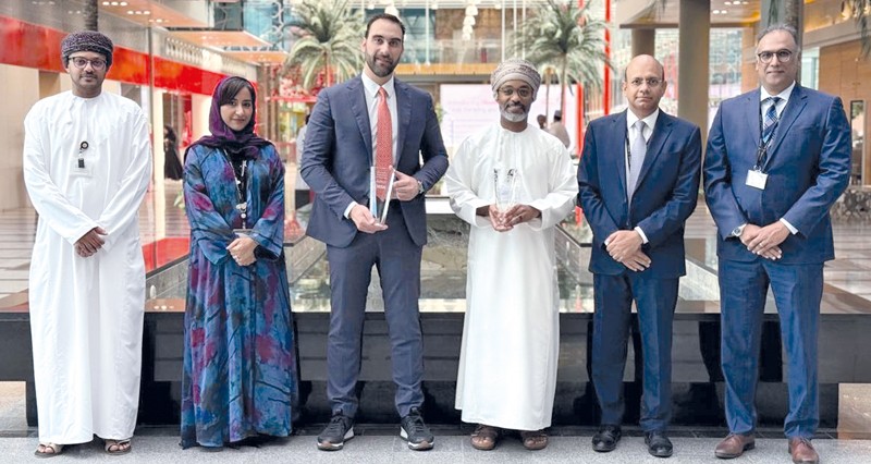 بنك مسقط يفوز بجائزتين من مؤسسة فيزا العالمية