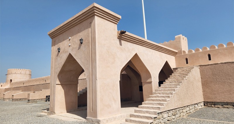 التراث والسياحة تنتهي من صيانة سور آل هلال بولاية السويق