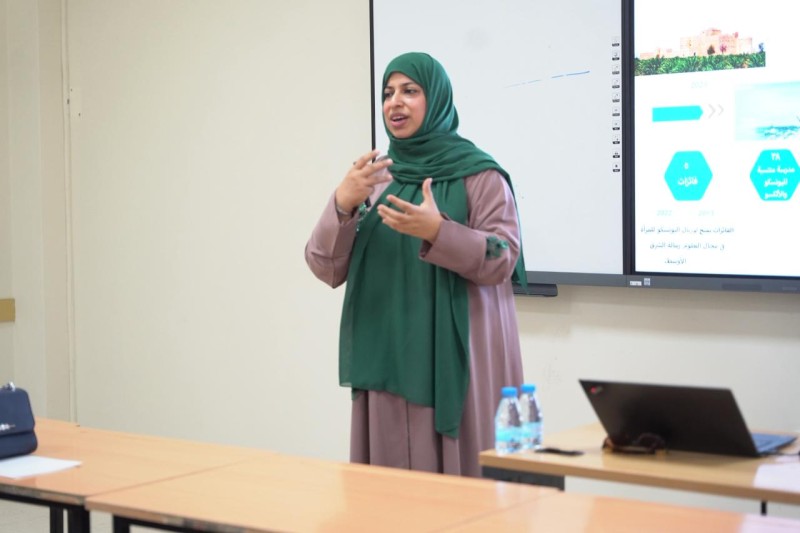 جلسة تعريفية بمهام اللجنة الوطنية للتربية والثقافة والعلوم بكلية التربية بالرستاق