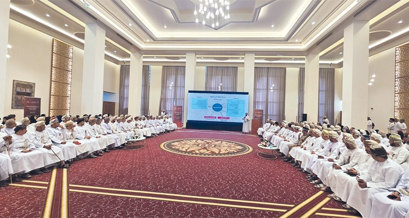 محافظة الداخلية تكشف عن مشروعات بتكلفة 60 مليون ريال عماني بسمائل