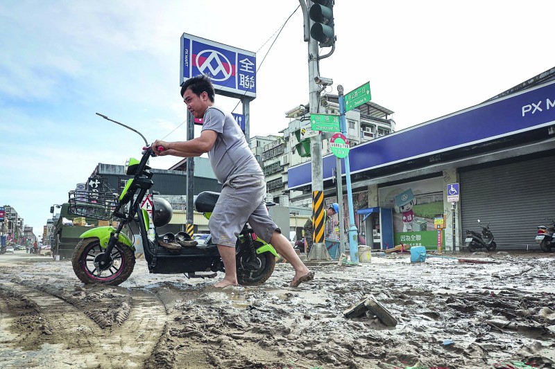 تايوان تجلي أكثر من 8300 شخص قبل وصول فونج وونج