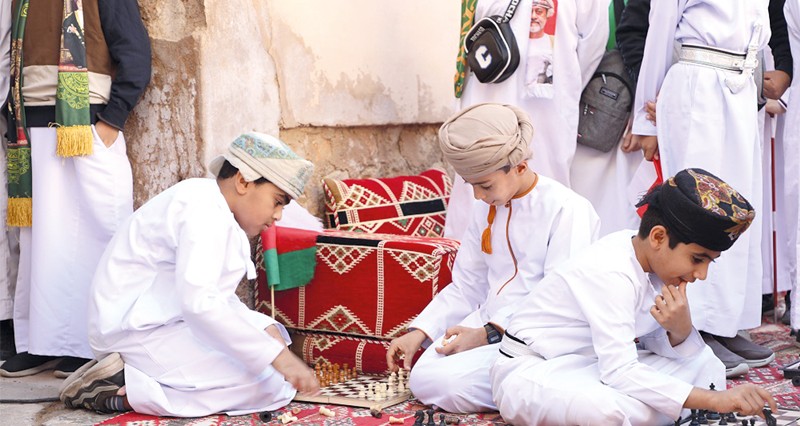 أكثر من 100 مشارك فـي مهرجان الشطرنج المدرسي بنـزوى