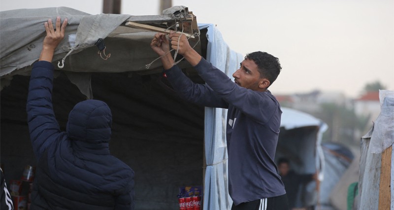 الطقس يفاقم معاناة آلاف العائلات بغزة .. ونيران مكثفة مع تواصل الخروقات &laquo;الإسرائيلية&raquo;