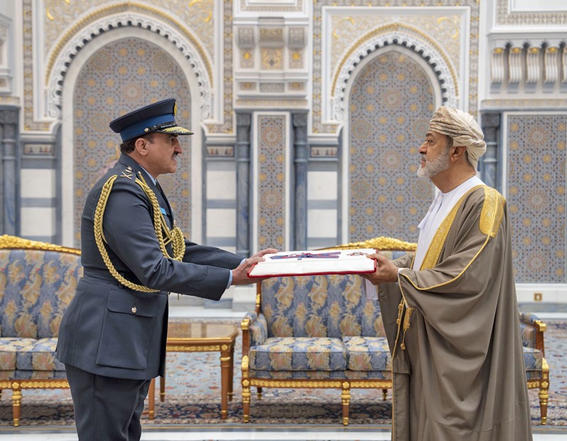 جلالة السلطان يمنح أوسمة سلطانية لعدد من أصحاب السمو والمعالي والسعادة وقادة قوات السلطان المسلحة وشرطة عمان السلطانية وكبار الضباط
