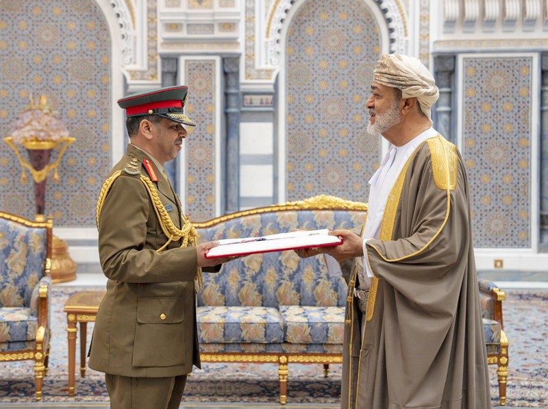جلالة السلطان يمنح أوسمة سلطانية لعدد من أصحاب السمو والمعالي والسعادة وقادة قوات السلطان المسلحة وشرطة عمان السلطانية وكبار الضباط