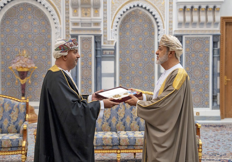 جلالة السلطان يمنح أوسمة سلطانية لعدد من أصحاب السمو والمعالي والسعادة وقادة قوات السلطان المسلحة وشرطة عمان السلطانية وكبار الضباط