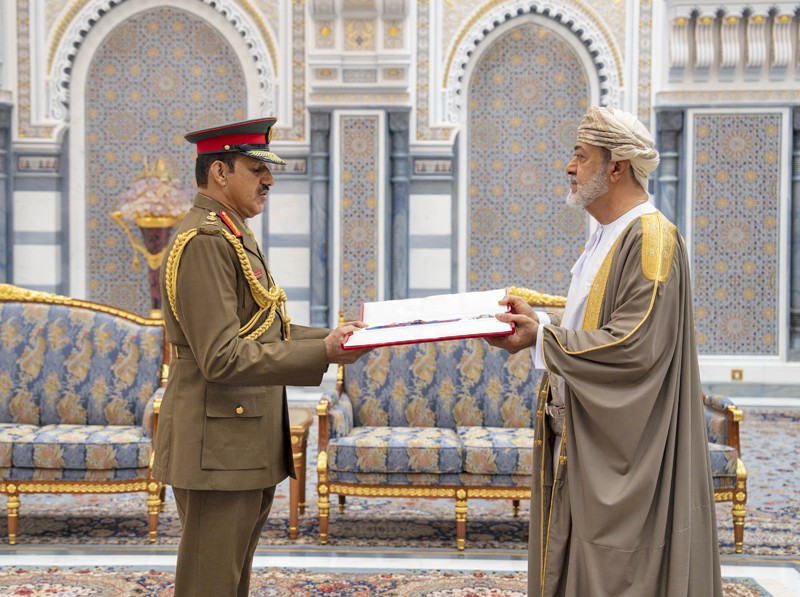 جلالة السلطان يمنح أوسمة سلطانية لعدد من أصحاب السمو والمعالي والسعادة وقادة قوات السلطان المسلحة وشرطة عمان السلطانية وكبار الضباط