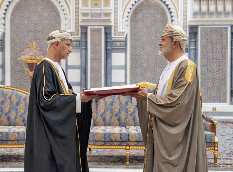 جلالة السلطان يمنح أوسمة سلطانية لعدد من أصحاب السمو والمعالي والسعادة وقادة قوات السلطان المسلحة وشرطة عمان السلطانية وكبار الضباط