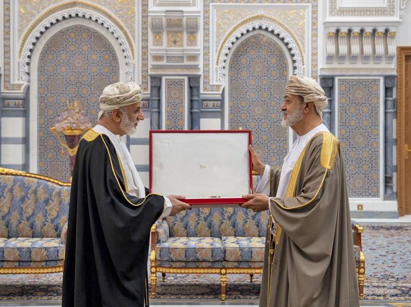 جلالة السلطان يمنح أوسمة سلطانية لعدد من أصحاب السمو والمعالي والسعادة وقادة قوات السلطان المسلحة وشرطة عمان السلطانية وكبار الضباط