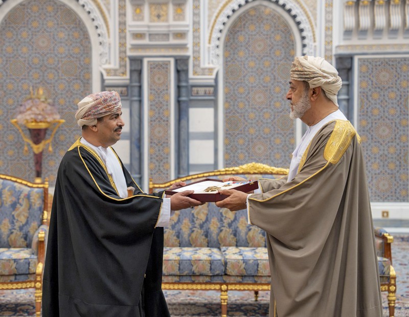 جلالة السلطان يمنح أوسمة سلطانية لعدد من أصحاب السمو والمعالي والسعادة وقادة قوات السلطان المسلحة وشرطة عمان السلطانية وكبار الضباط