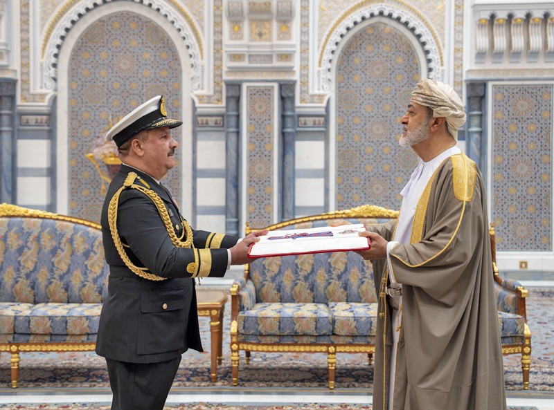 جلالة السلطان يمنح أوسمة سلطانية لعدد من أصحاب السمو والمعالي والسعادة وقادة قوات السلطان المسلحة وشرطة عمان السلطانية وكبار الضباط