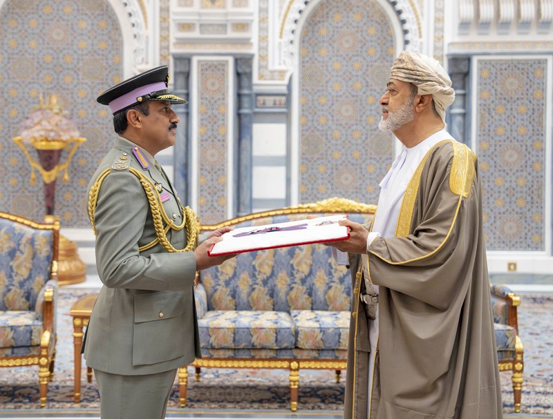 جلالة السلطان يمنح أوسمة سلطانية لعدد من أصحاب السمو والمعالي والسعادة وقادة قوات السلطان المسلحة وشرطة عمان السلطانية وكبار الضباط