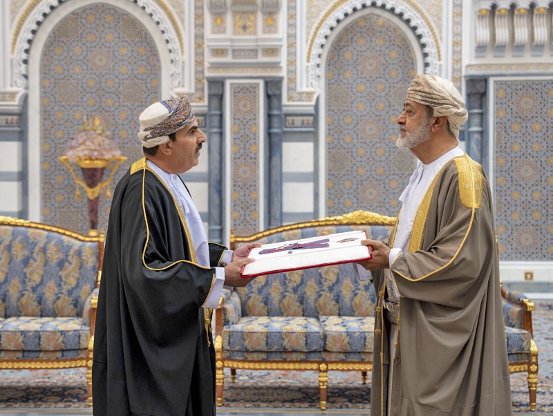 جلالة السلطان يمنح أوسمة سلطانية لعدد من أصحاب السمو والمعالي والسعادة وقادة قوات السلطان المسلحة وشرطة عمان السلطانية وكبار الضباط