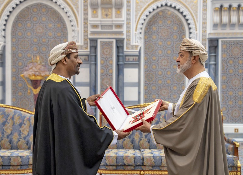 جلالة السلطان يمنح أوسمة سلطانية لعدد من أصحاب السمو والمعالي والسعادة وقادة قوات السلطان المسلحة وشرطة عمان السلطانية وكبار الضباط