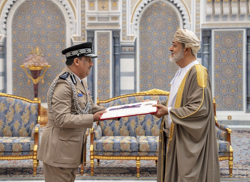 جلالة السلطان يمنح أوسمة سلطانية لعدد من أصحاب السمو والمعالي والسعادة وقادة قوات السلطان المسلحة وشرطة عمان السلطانية وكبار الضباط
