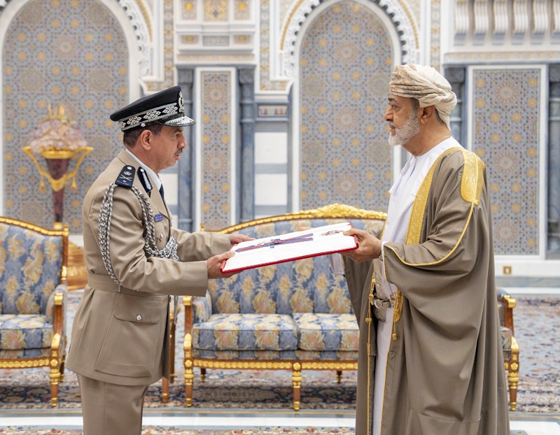 جلالة السلطان يمنح أوسمة سلطانية لعدد من أصحاب السمو والمعالي والسعادة وقادة قوات السلطان المسلحة وشرطة عمان السلطانية وكبار الضباط