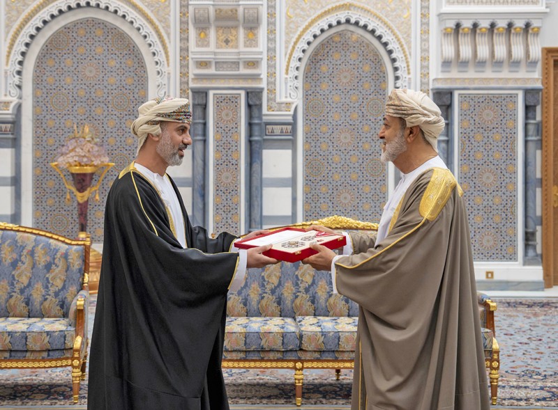 جلالة السلطان يمنح أوسمة سلطانية لعدد من أصحاب السمو والمعالي والسعادة وقادة قوات السلطان المسلحة وشرطة عمان السلطانية وكبار الضباط