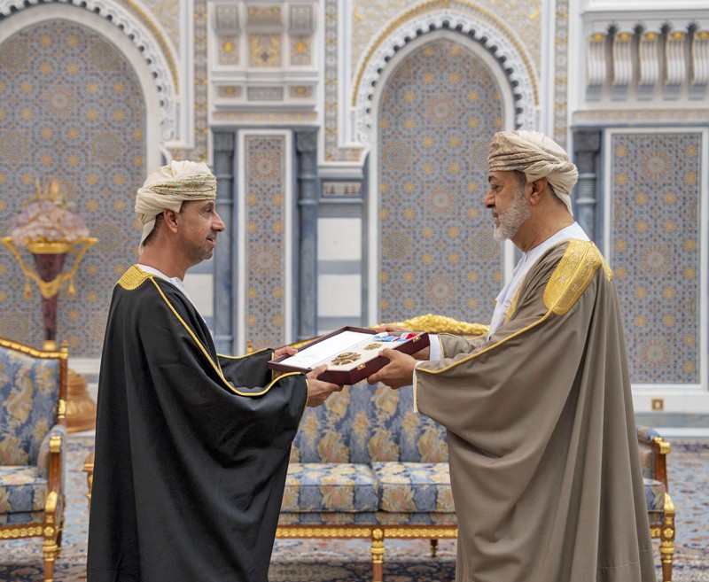 جلالة السلطان يمنح أوسمة سلطانية لعدد من أصحاب السمو والمعالي والسعادة وقادة قوات السلطان المسلحة وشرطة عمان السلطانية وكبار الضباط