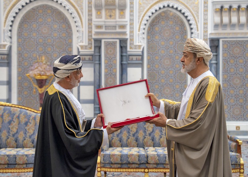 جلالة السلطان يمنح أوسمة سلطانية لعدد من أصحاب السمو والمعالي والسعادة وقادة قوات السلطان المسلحة وشرطة عمان السلطانية وكبار الضباط