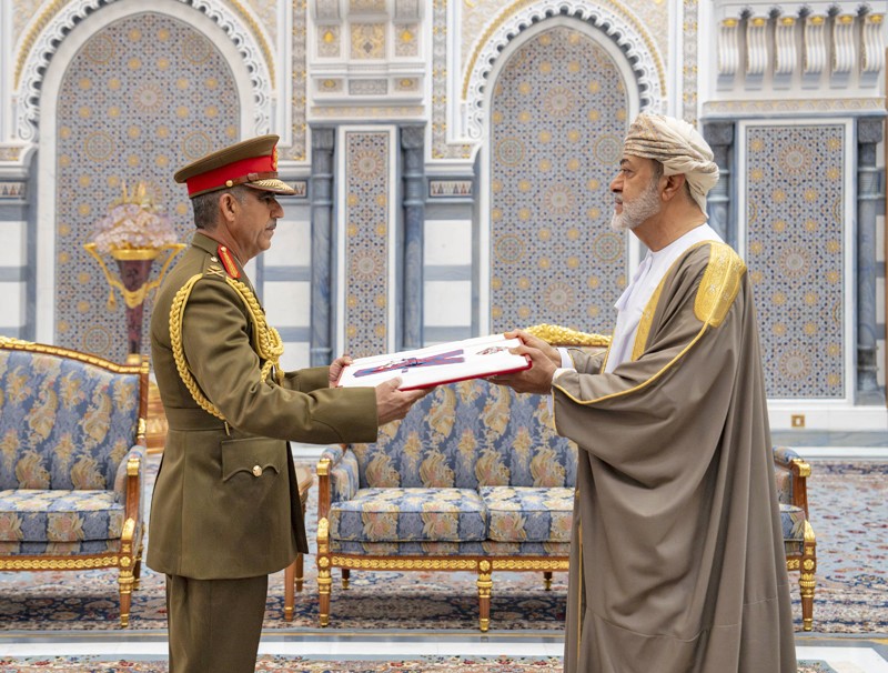 جلالة السلطان يمنح أوسمة سلطانية لعدد من أصحاب السمو والمعالي والسعادة وقادة قوات السلطان المسلحة وشرطة عمان السلطانية وكبار الضباط