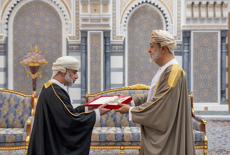 جلالة السلطان يمنح أوسمة سلطانية لعدد من أصحاب السمو والمعالي والسعادة وقادة قوات السلطان المسلحة وشرطة عمان السلطانية وكبار الضباط