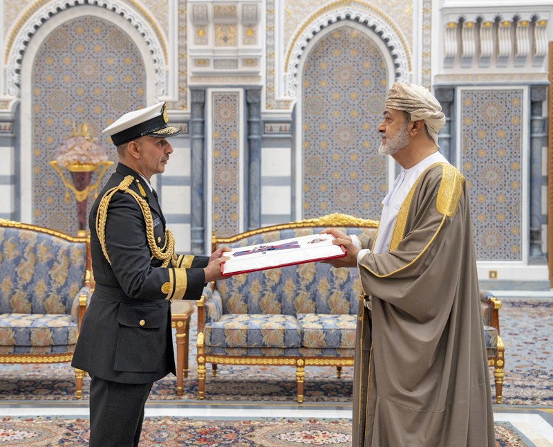 جلالة السلطان يمنح أوسمة سلطانية لعدد من أصحاب السمو والمعالي والسعادة وقادة قوات السلطان المسلحة وشرطة عمان السلطانية وكبار الضباط