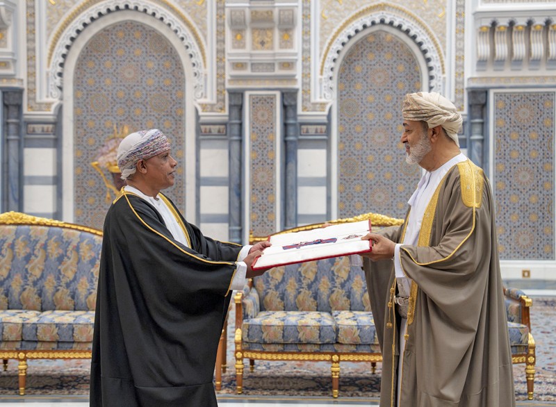 جلالة السلطان يمنح أوسمة سلطانية لعدد من أصحاب السمو والمعالي والسعادة وقادة قوات السلطان المسلحة وشرطة عمان السلطانية وكبار الضباط