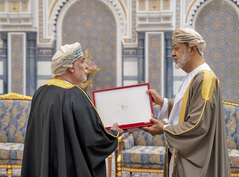 جلالة السلطان يمنح أوسمة سلطانية لعدد من أصحاب السمو والمعالي والسعادة وقادة قوات السلطان المسلحة وشرطة عمان السلطانية وكبار الضباط