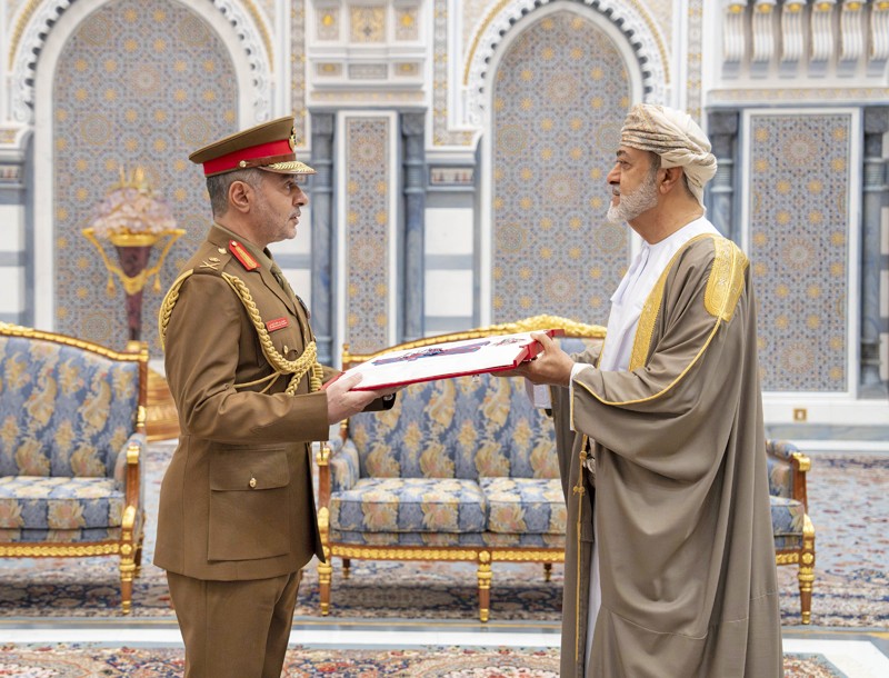 جلالة السلطان يمنح أوسمة سلطانية لعدد من أصحاب السمو والمعالي والسعادة وقادة قوات السلطان المسلحة وشرطة عمان السلطانية وكبار الضباط
