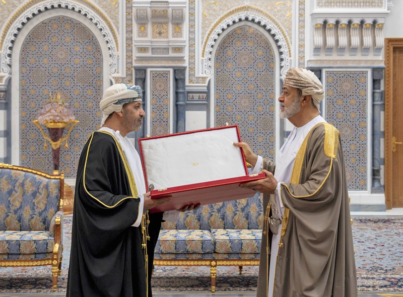 جلالة السلطان يمنح أوسمة سلطانية لعدد من أصحاب السمو والمعالي والسعادة وقادة قوات السلطان المسلحة وشرطة عمان السلطانية وكبار الضباط
