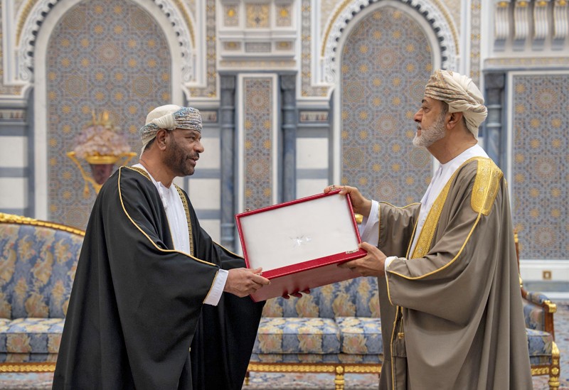 جلالة السلطان يمنح أوسمة سلطانية لعدد من أصحاب السمو والمعالي والسعادة وقادة قوات السلطان المسلحة وشرطة عمان السلطانية وكبار الضباط