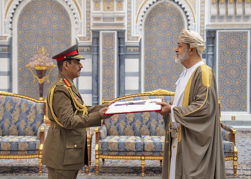 جلالة السلطان يمنح أوسمة سلطانية لعدد من أصحاب السمو والمعالي والسعادة وقادة قوات السلطان المسلحة وشرطة عمان السلطانية وكبار الضباط