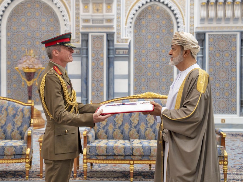 جلالة السلطان يمنح أوسمة سلطانية لعدد من أصحاب السمو والمعالي والسعادة وقادة قوات السلطان المسلحة وشرطة عمان السلطانية وكبار الضباط