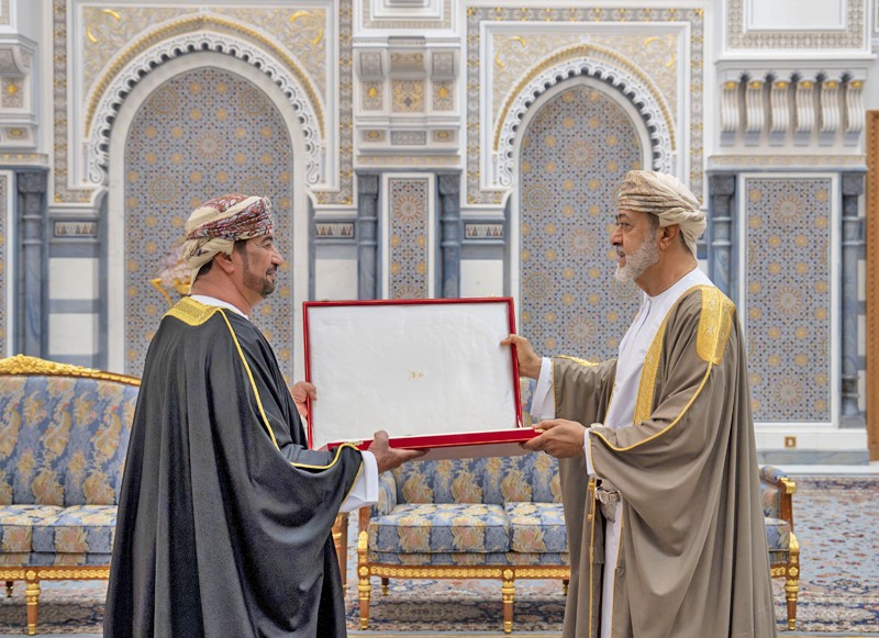 جلالة السلطان يمنح أوسمة سلطانية لعدد من أصحاب السمو والمعالي والسعادة وقادة قوات السلطان المسلحة وشرطة عمان السلطانية وكبار الضباط