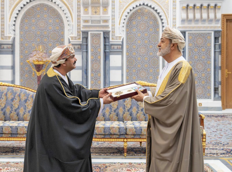 جلالة السلطان يمنح أوسمة سلطانية لعدد من أصحاب السمو والمعالي والسعادة وقادة قوات السلطان المسلحة وشرطة عمان السلطانية وكبار الضباط