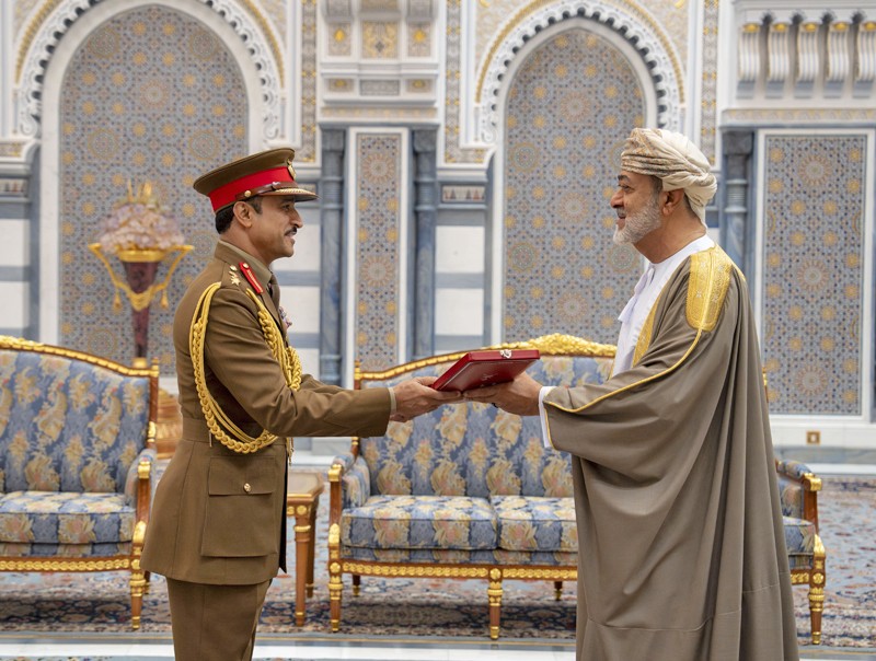 جلالة السلطان يمنح أوسمة سلطانية لعدد من أصحاب السمو والمعالي والسعادة وقادة قوات السلطان المسلحة وشرطة عمان السلطانية وكبار الضباط
