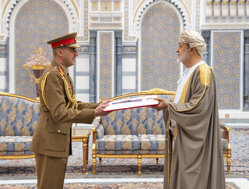 جلالة السلطان يمنح أوسمة سلطانية لعدد من أصحاب السمو والمعالي والسعادة وقادة قوات السلطان المسلحة وشرطة عمان السلطانية وكبار الضباط