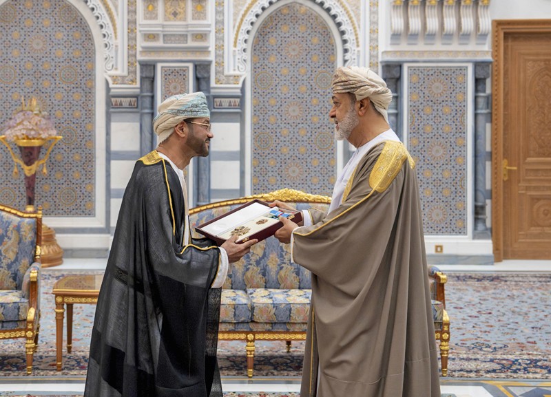 جلالة السلطان يمنح أوسمة سلطانية لعدد من أصحاب السمو والمعالي والسعادة وقادة قوات السلطان المسلحة وشرطة عمان السلطانية وكبار الضباط