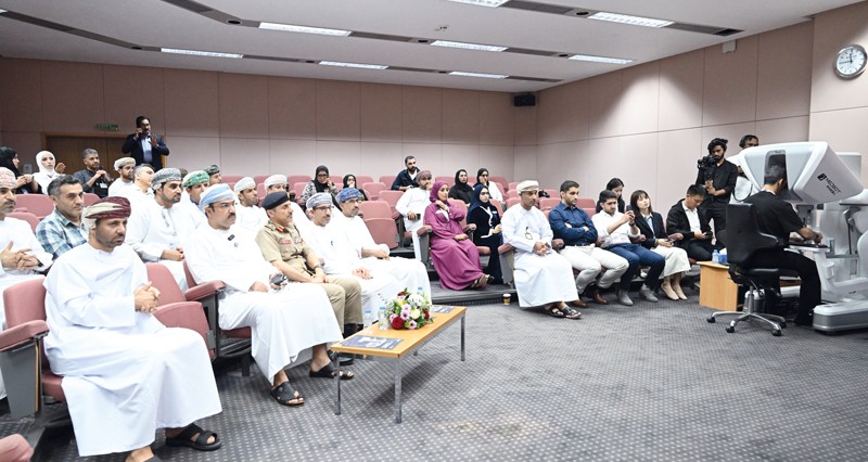 المستشفى السلطاني يجري أول عملية فـي تخصص المسالك البولية عن بعد