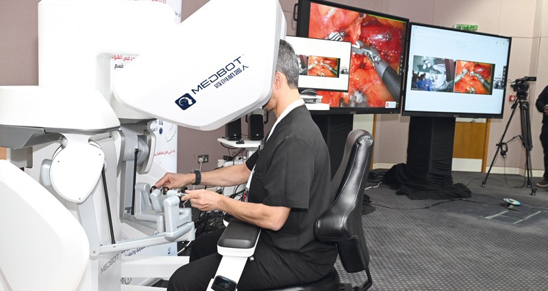 المستشفى السلطاني يجري أول عملية فـي تخصص المسالك البولية عن بعد