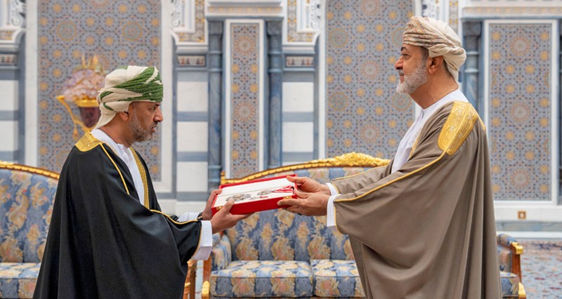 جلالة السلطان يمنح أوسمة سلطانية لعدد من أصحاب السمو والمعالي والسعادة وقادة قوات السلطان المسلحة وشرطة عمان السلطانية وكبار الضباط