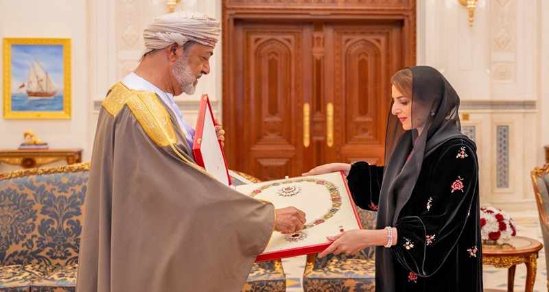 جلالة السلطان يمنح السيدة الجليلة وسام الشرف الأعظم