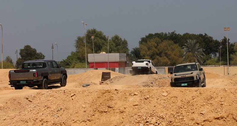 قيادة تجريبية لسيارة كيا تاسمان الجديدة فـي الجمعية العمانية للسيارات