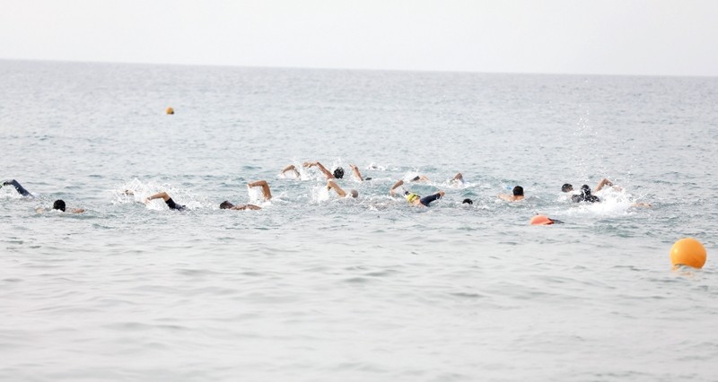 انطلاق بطولة عمان السادسة عشرة للسباحة فـي المياه المفتوحة بشاطئ القرم