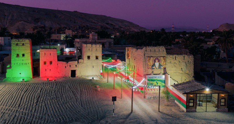 عبري تتوشح بالزينة ابتهاجا باليوم الوطني المجيد