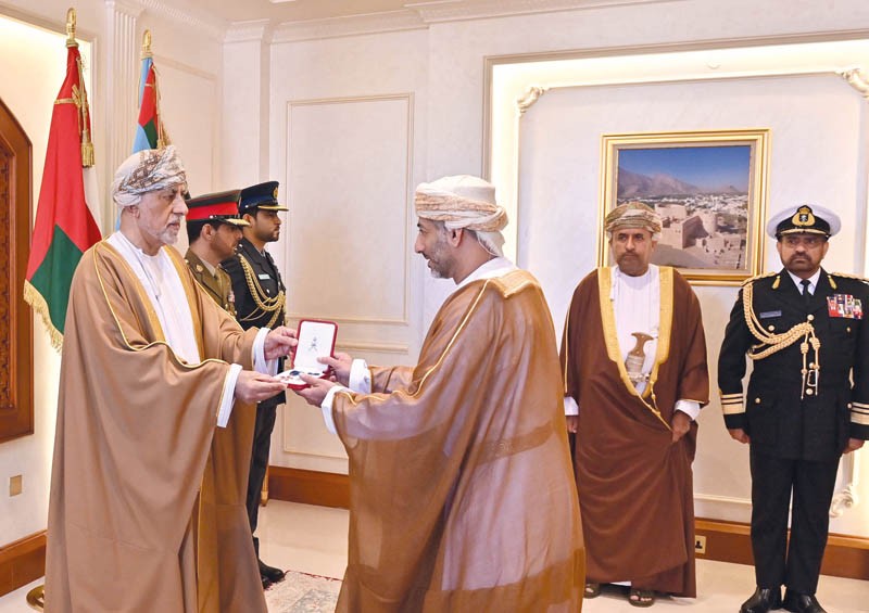 جلالة السلطان يمنح وسام عمان العسكري لعدد من كبار الضباط والإشادة السلطانية لعدد من أصحاب الفضيلة والسعادة