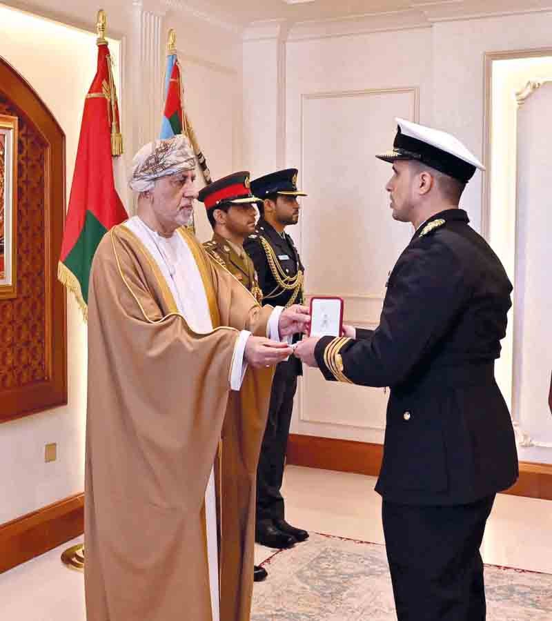 جلالة السلطان يمنح وسام عمان العسكري لعدد من كبار الضباط والإشادة السلطانية لعدد من أصحاب الفضيلة والسعادة