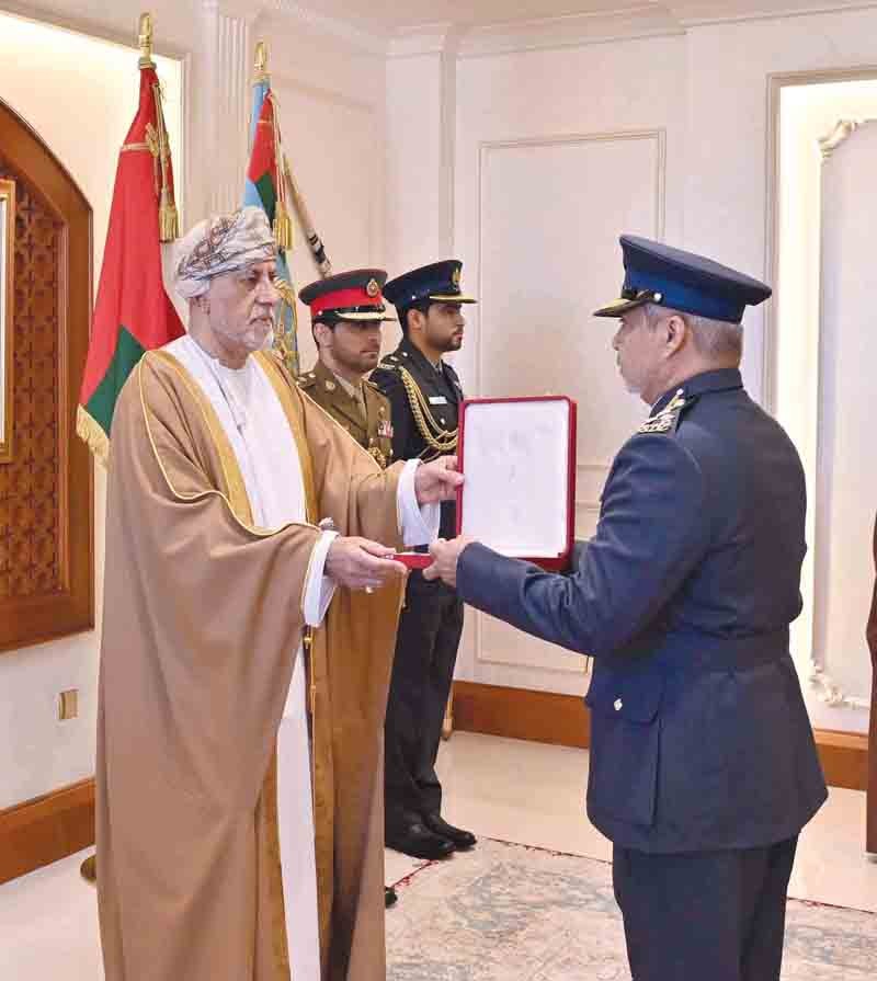 جلالة السلطان يمنح وسام عمان العسكري لعدد من كبار الضباط والإشادة السلطانية لعدد من أصحاب الفضيلة والسعادة