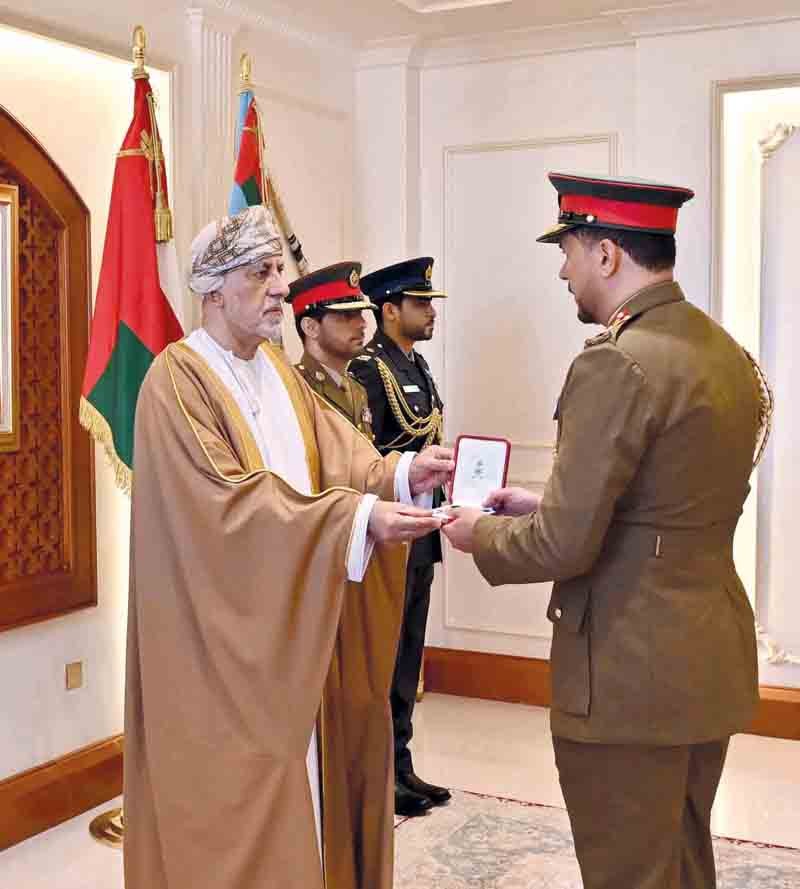 جلالة السلطان يمنح وسام عمان العسكري لعدد من كبار الضباط والإشادة السلطانية لعدد من أصحاب الفضيلة والسعادة